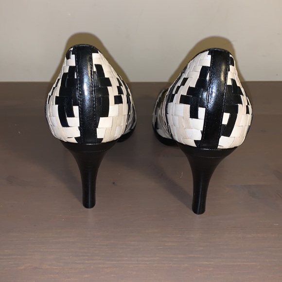 Cole Haan Cream and Black Woven Leather Peep Toe Pumps - Women’s Size 7 - Picture 5 of 8